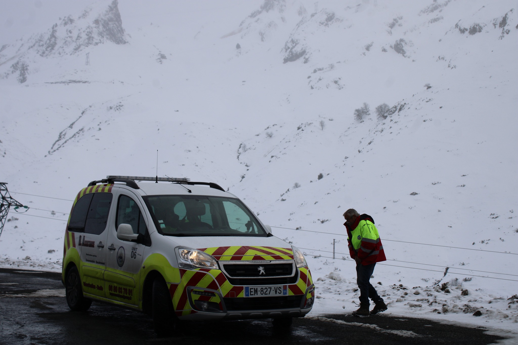 Membre de la FFCBL/SER dans la montagnes des Pyrénées sous un très blanc et épais manteau de neige.