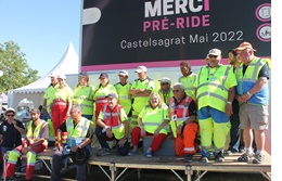 Photo de groupe: bénévoles de GRAS32/SER, B/Assistance 64/65 et indépendants réunis lors des 3 jours d’Endurance Équestre à Castelsagrat (82)