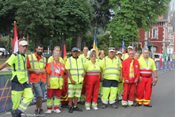 Photo de groupe des membres de B/Assistance 64/65 et du GRAS32/SER mobilisés pour sécuriser la GFNY Lourdes Tourmalet 2022