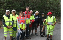 Photo de groupe des bénévoles de A.A.R.C. 19 et des membres du GRAS32/SER lors du Kenny Festival de Moto-cross à Reygades.