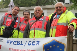 Photo de groupe des signaleurs radio de A.A.R.C. 19 et de membres indépendants de FFCBL/SER lors de l’assistance du Festival Polaris Camps à Reygades les 17 et 18 septembre 2022.