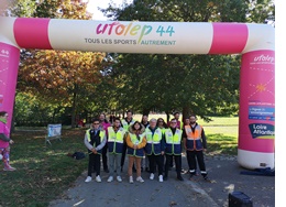 Photo de groupe des signaleurs de Ouest Radio Assistance présents lors de la 5ᵉ édition de la marche Rose organisée par UFOLEP 44 au Parc de la Bégraisière, à Saint-Herblain dans le cadre d’Octobre Rose.