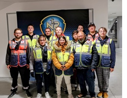 Photo de groupe des signaleurs de Ouest Radio Assistance aux côtés des équipes mobilisées pour l’assistance lors du premier match à domicile du Nantes Rezé Métropole Volley en LIGUE A Masculine