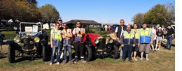 Photo de groupe des signaleurs de Ouest Radio Assistance aux côtés de Benoit Chenet, prise lors de la 1ère édition de Goulaine Revival au Château de Goulaine