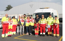 Photo de groupe des membres de la FFCBL/SER aux côtés des bénévoles de B/Assistance lors de l’assistance de la course pédestre Ekiden à Albi, en présence de représentants du GRAS32/SER.