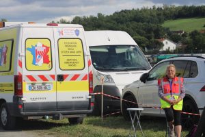 Membre GRAS32/SER à côté du camion de la FFCBL/SER