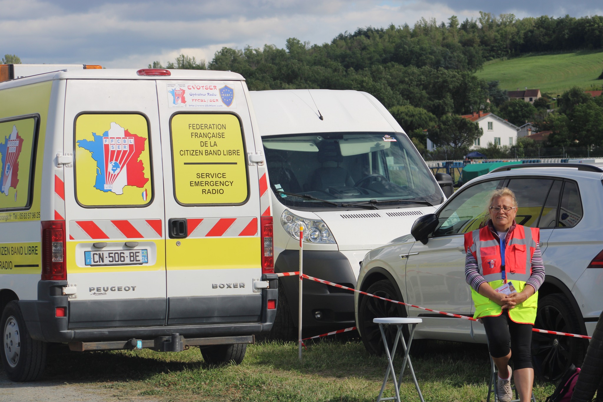 Membre GRAS32/SER à côté du camion de la FFCBL/SER