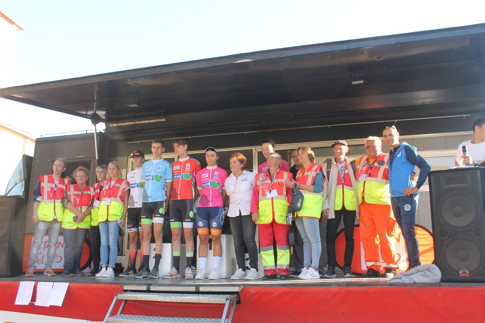 Photo de groupe des bénévoles de B/Assistance et des membres du GRAS32/SER lors de l’assistance du Tour pédestre du Béarn 2022, événement pédestre sur plusieurs étapes.