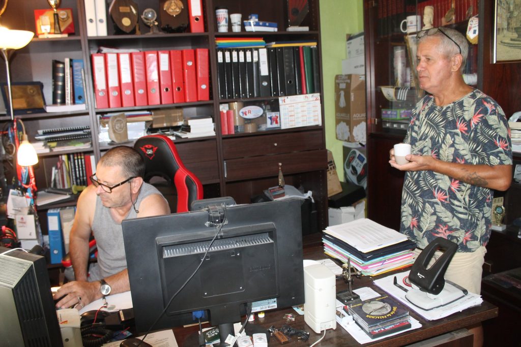 Didier et Sandrine dans le bureau d'André Antonio, président de la FFCBL/SER