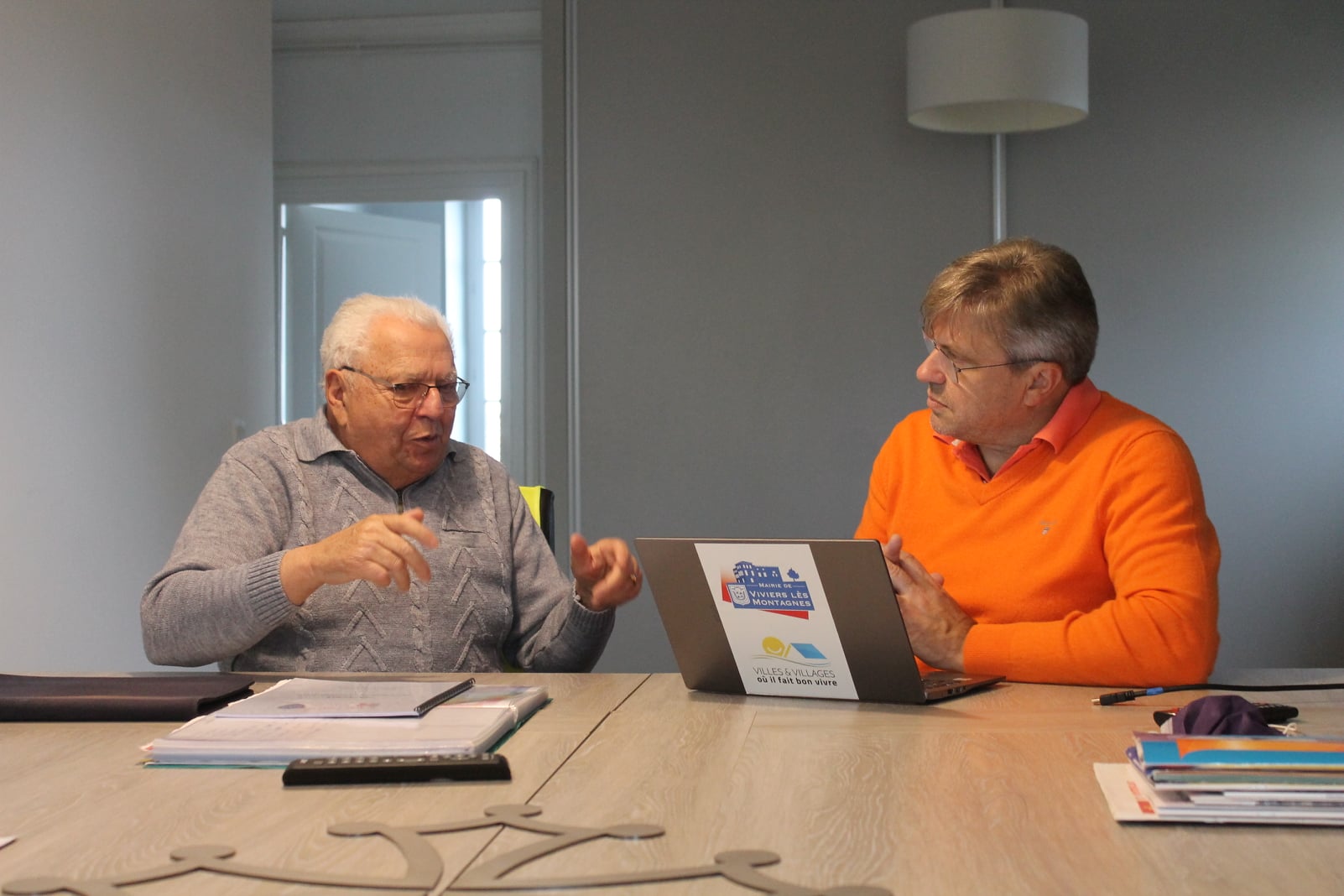 Le président de la FFCBL/SER en discussion avec M. Alain VIEULLET, Maire de Viviers-les-Montagnes, lors de l’étude de faisabilité d’un exercice EVOTSER.