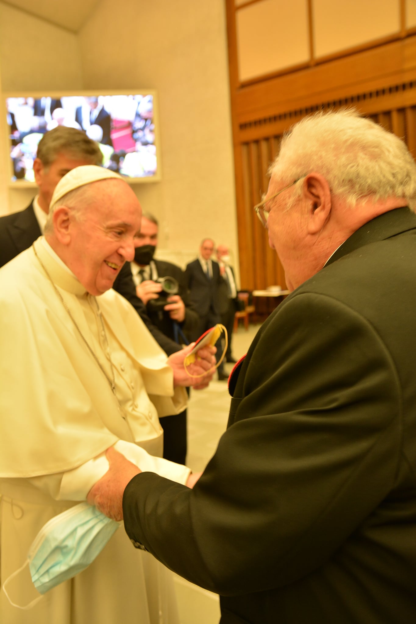 Le président de la FFCBL/SER tenant le bras du Pape François lors de la réception au Vatican à Rome, le 26 mars 2022.