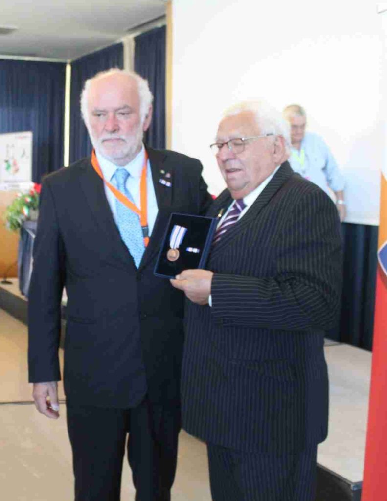 Le président de la FFCBL/SER posant avec une autre personne lors des préparatifs de la 41ᵉ Assemblée Générale.