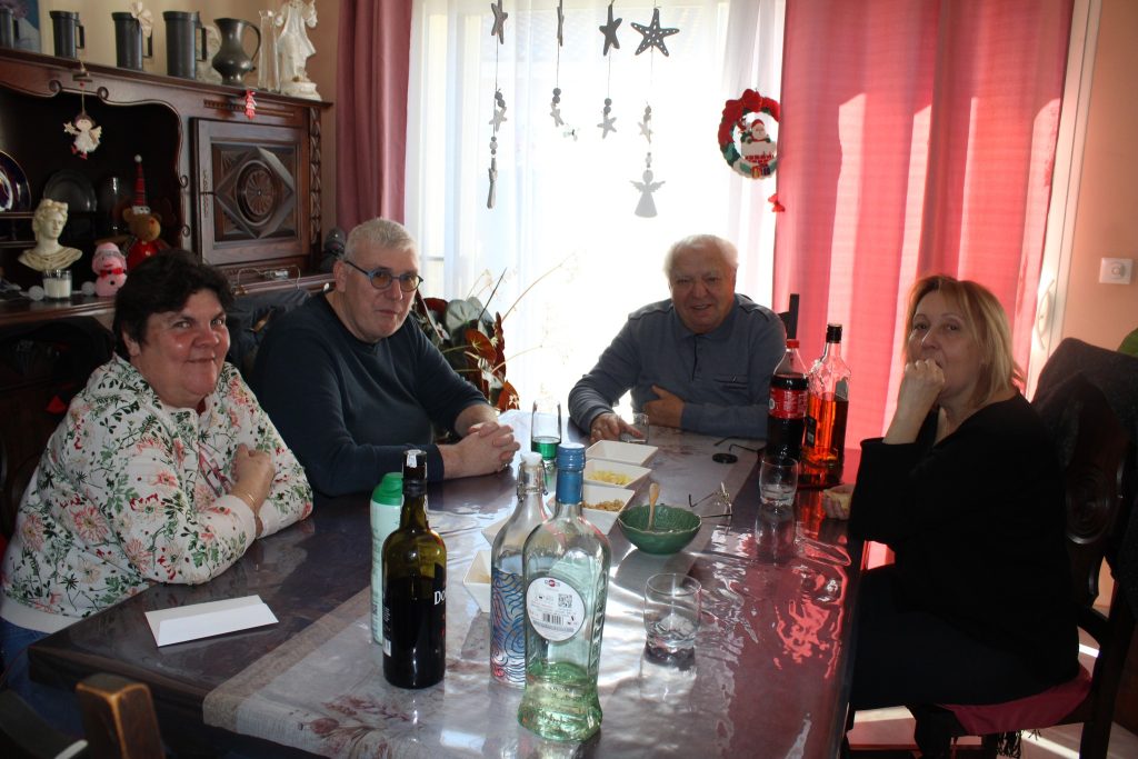 Autour d’un apéritif convivial, Christophe et Fabienne de A.U.R.A. 25 partagent un moment chaleureux avec Sandra et Cyril, renforçant leur amitié