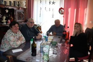 Autour d’un apéritif convivial, Christophe et Fabienne de A.U.R.A. 25 partagent un moment chaleureux avec Sandra et Cyril, renforçant leur amitié